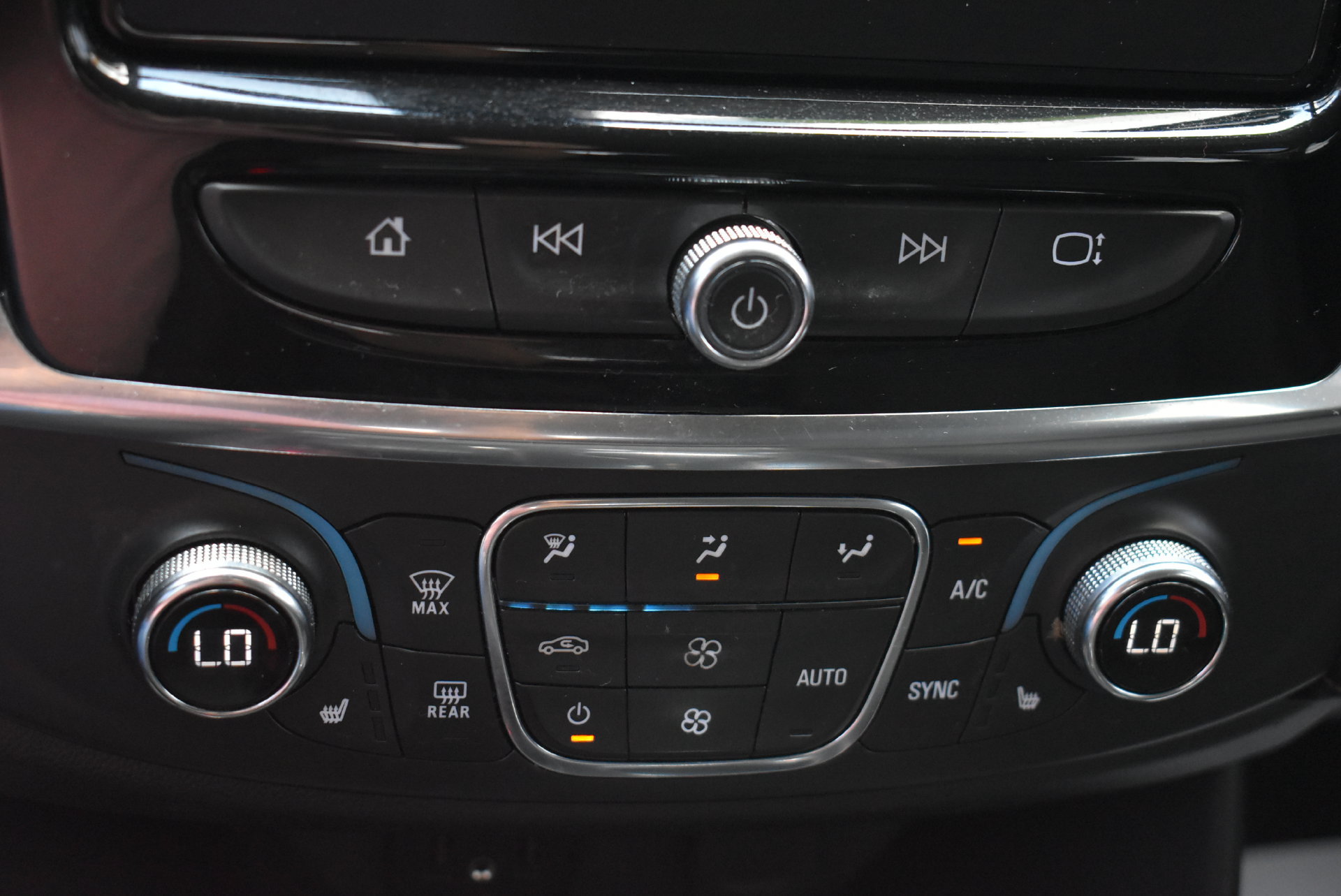 Used 2021 Chevrolet Traverse LT FWD image 30