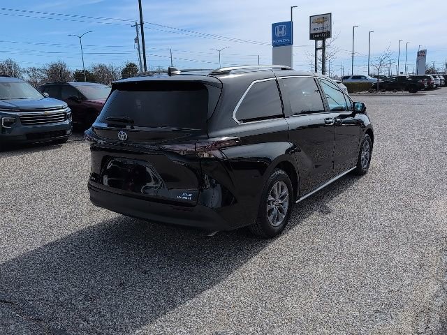 Used 2024 Toyota Sienna XLE image 18