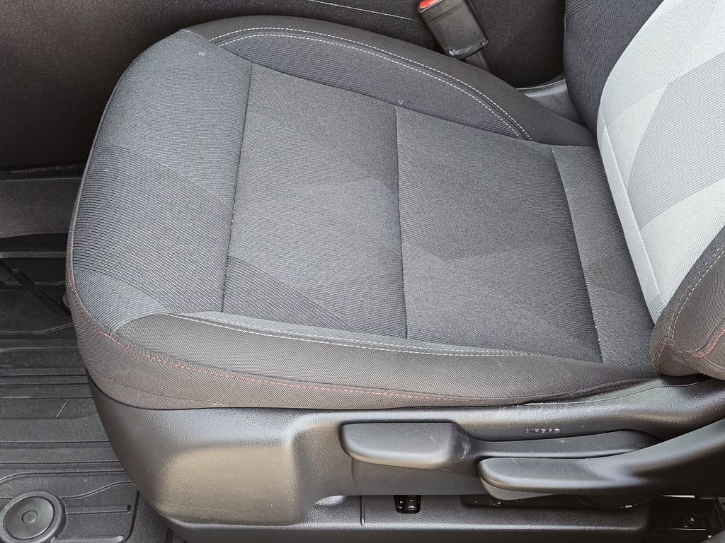 Used 2025 Chevrolet Trax RS w/ Sunroof Package FWD image 30