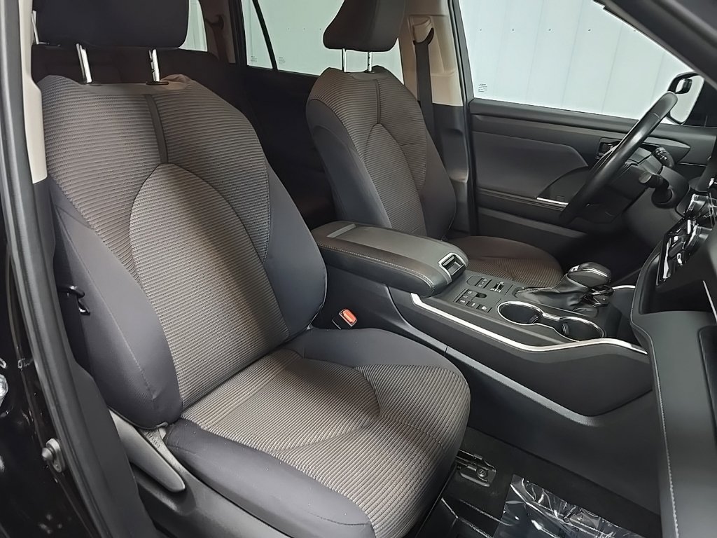 Used 2023 Toyota Highlander LE AWD/4WD image 14