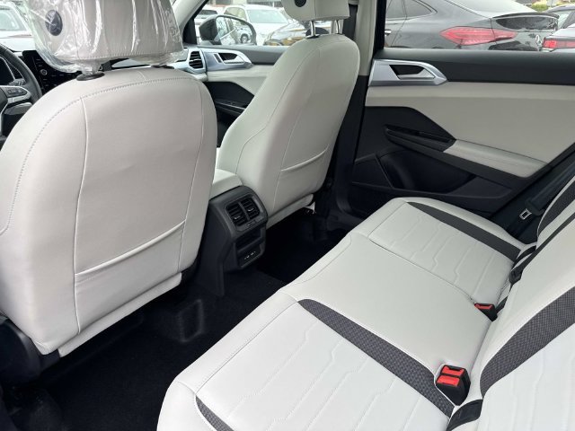 New 2026 Volkswagen Taos SE FWD image 9