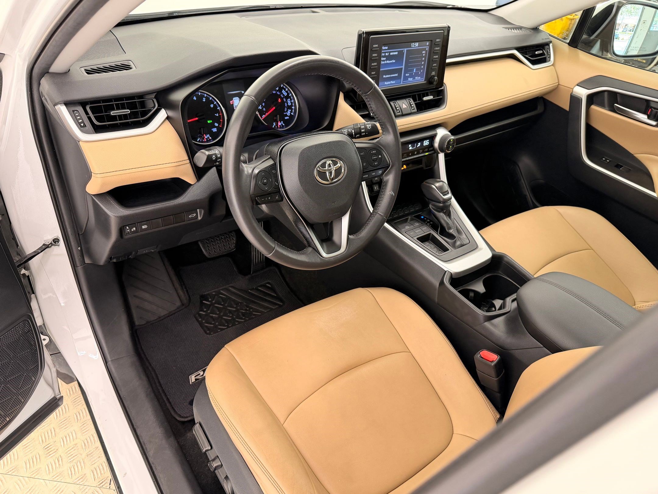 Used 2019 Toyota RAV4 XLE Premium image 4