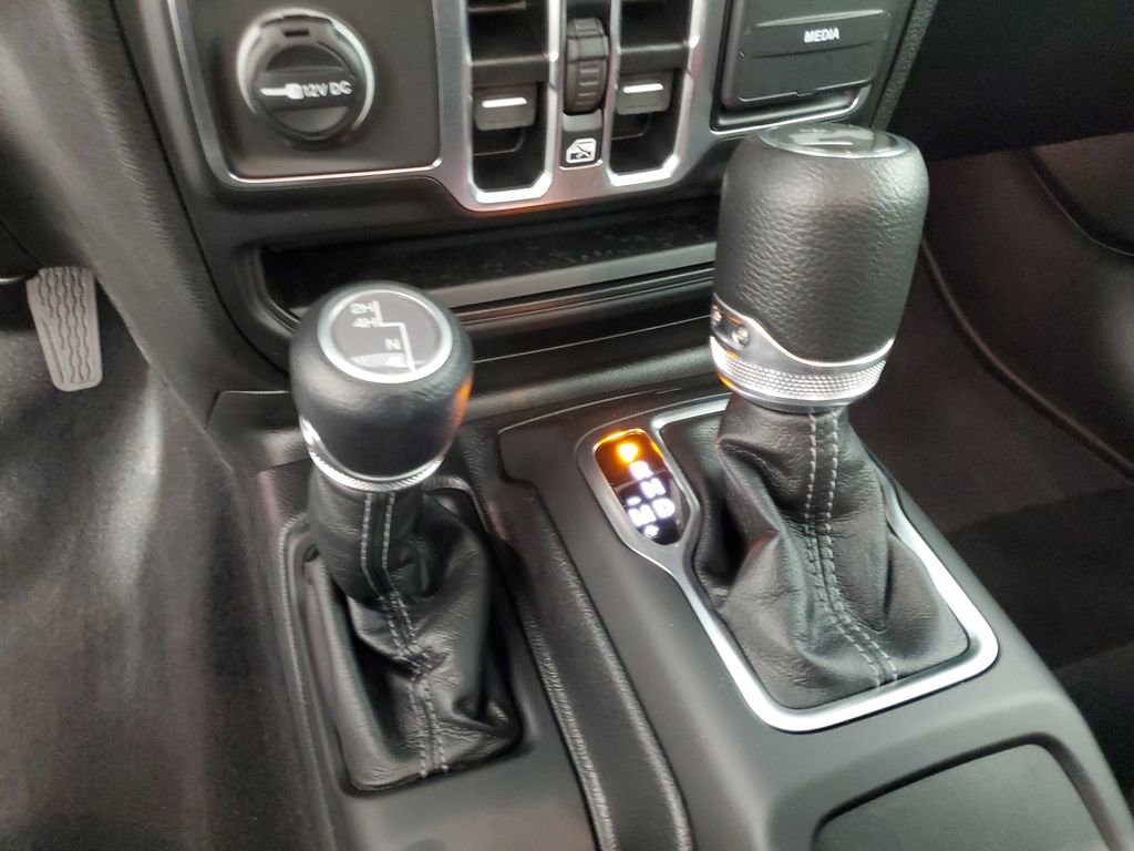 Used 2025 Jeep Wrangler Sport image 17