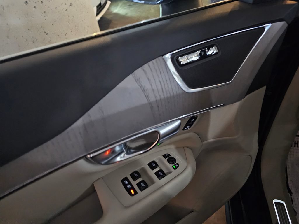 Certified 2025 Volvo XC90 T8 Plus w/ Protection Package Premier AWD/4WD image 16