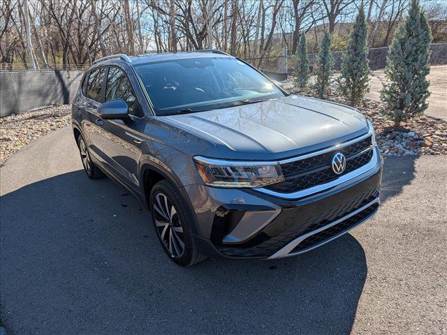 Used 2022 Volkswagen Taos SE w/ Panoramic Sunroof Package image 8