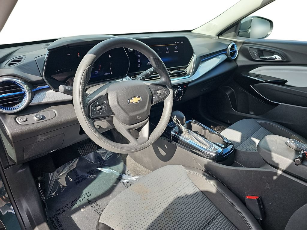 Used 2025 Chevrolet Trax LT FWD image 16