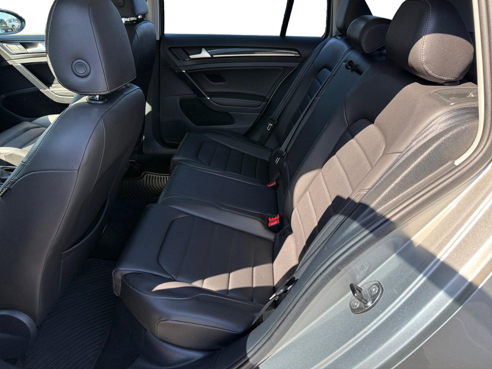 Used 2015 Volkswagen Golf TDI SEL w/ Lighting Package (SEL) image 16