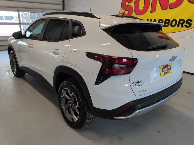 New 2026 Chevrolet Trax LT w/ LT Convenience Package FWD image 3