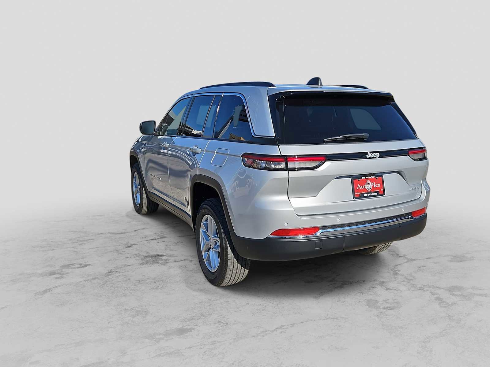 Used 2025 Jeep Grand Cherokee Laredo X image 6