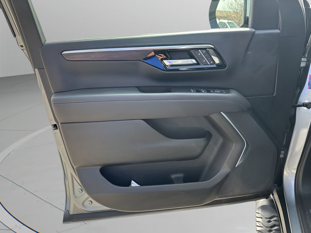 Used 2025 Chevrolet Suburban Z71 image 25