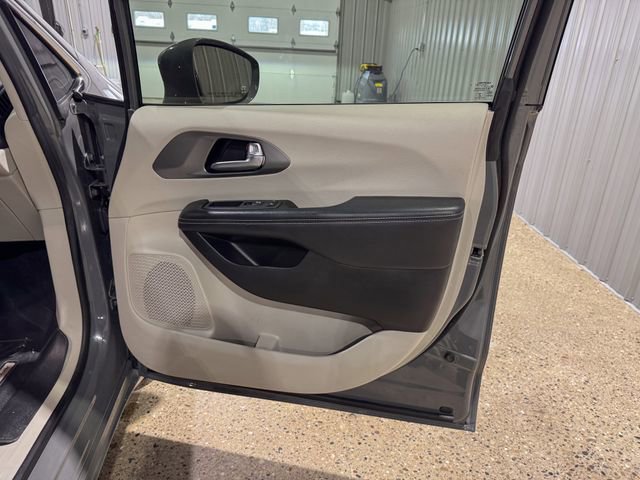 Used 2022 Chrysler Pacifica Touring-L image 26