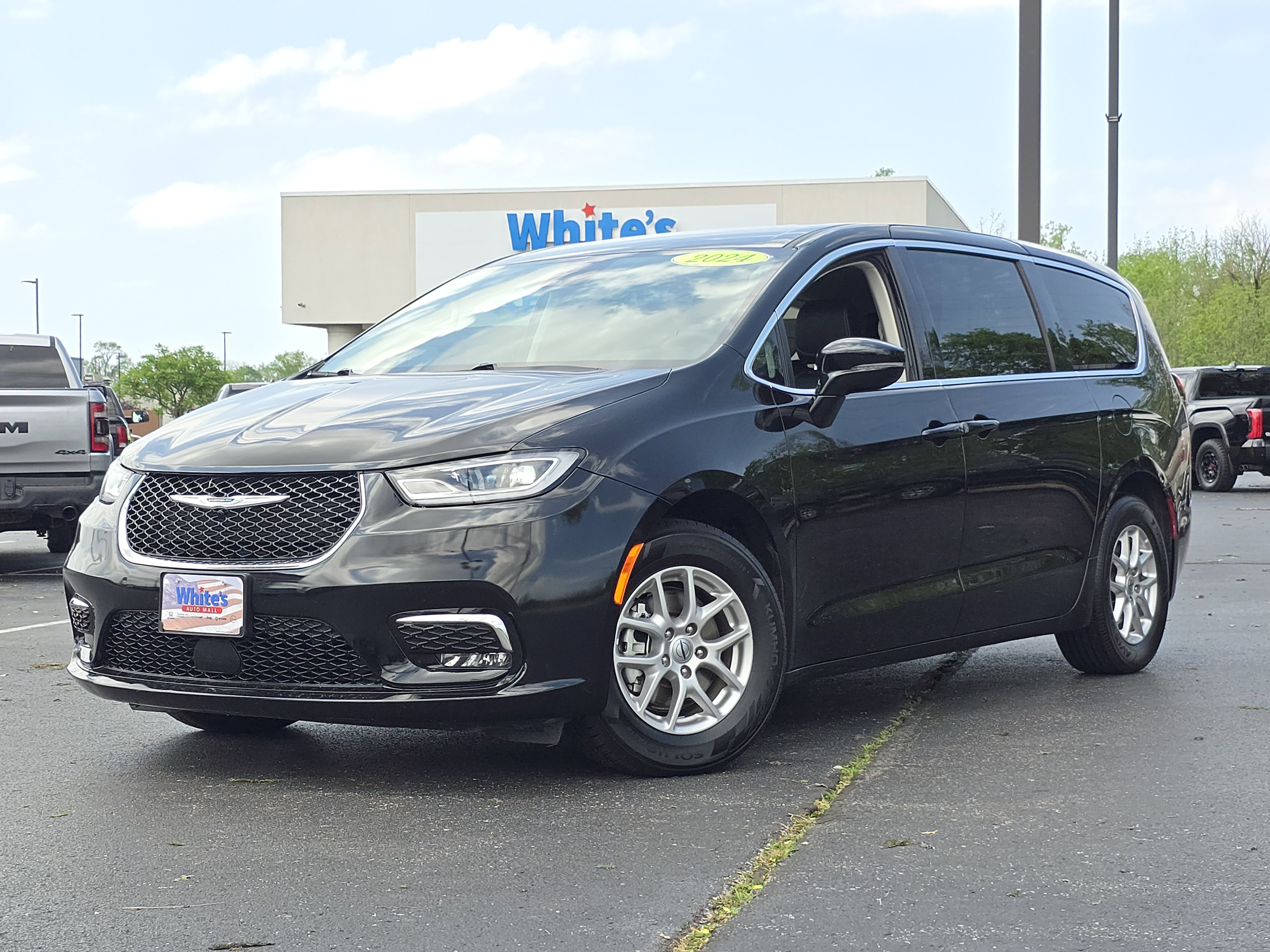Used 2024 Chrysler Pacifica Touring-L FWD image 1