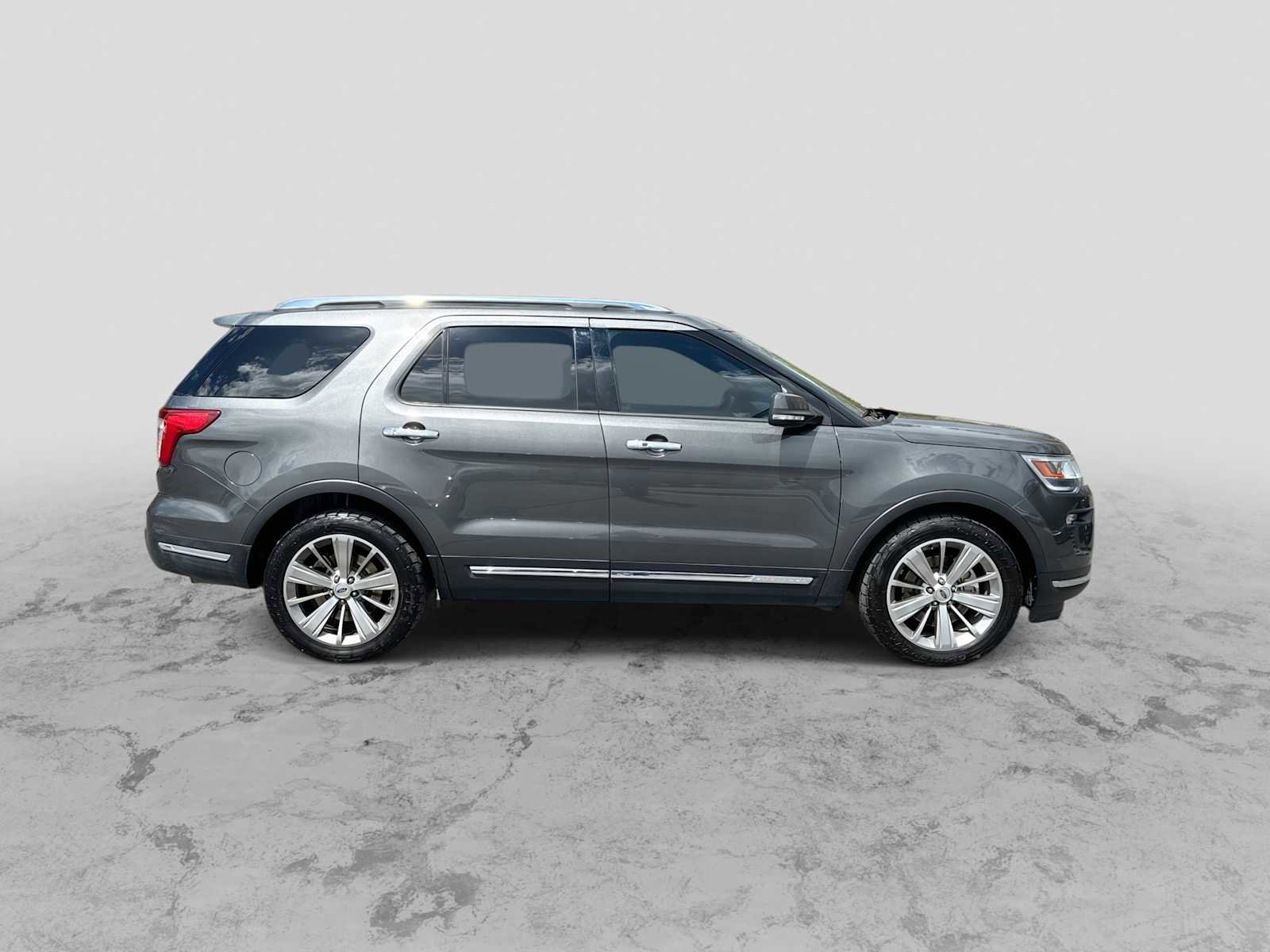 Used 2018 Ford Explorer Limited w/ Ford Safe & Smart Package FWD image 9