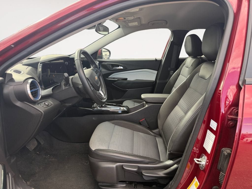 Certified 2025 Chevrolet Trax LT w/ LT Convenience Package FWD image 9