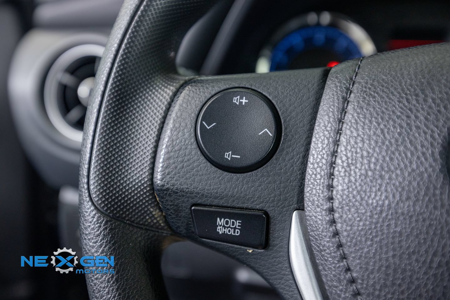 Used 2018 Toyota Corolla LE FWD image 14