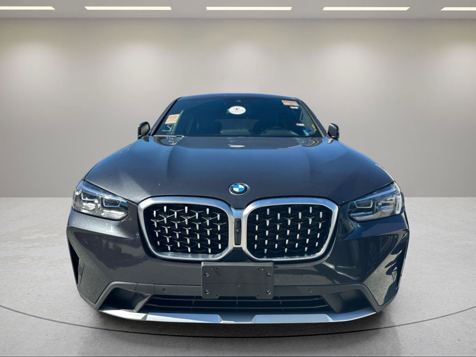 Used 2024 BMW X4 xDrive30i w/ Parking Assistance Package AWD/4WD image 2