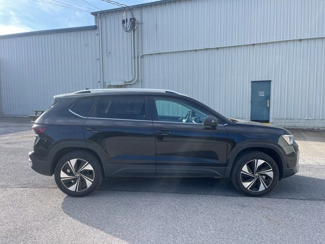 Used 2025 Volkswagen Taos SE image 4