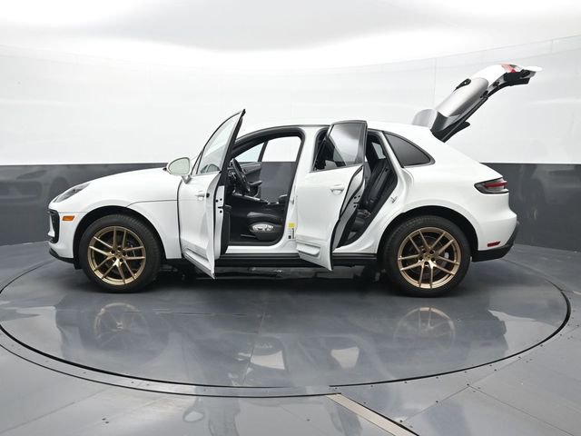 Certified 2025 Porsche Macan AWD/4WD image 30