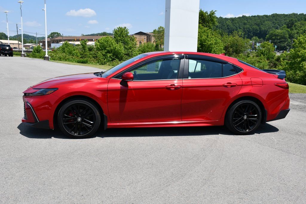 Used 2025 Toyota Camry SE image 4
