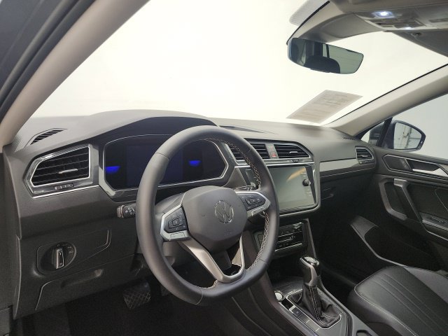 Used 2022 Volkswagen Tiguan SE FWD image 18