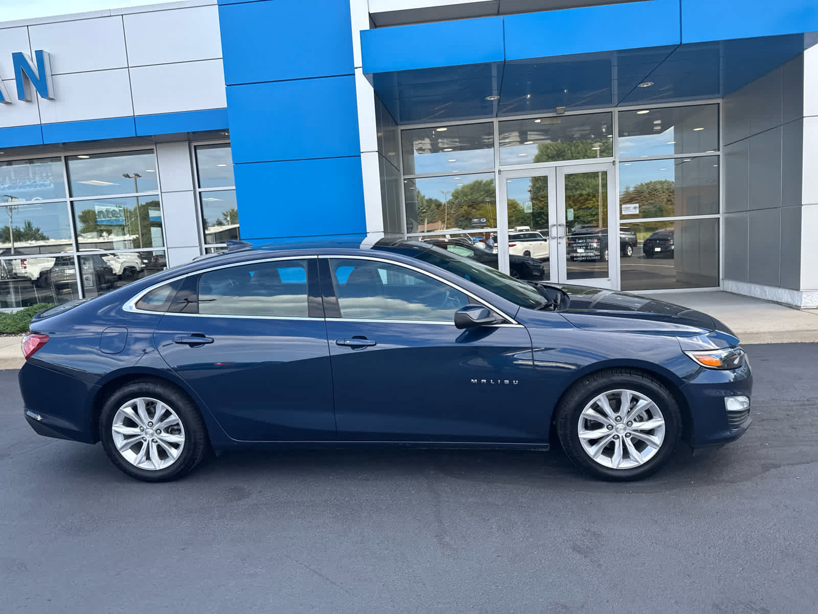 Used 2019 Chevrolet Malibu Hybrid w/ Leather Package FWD image 2