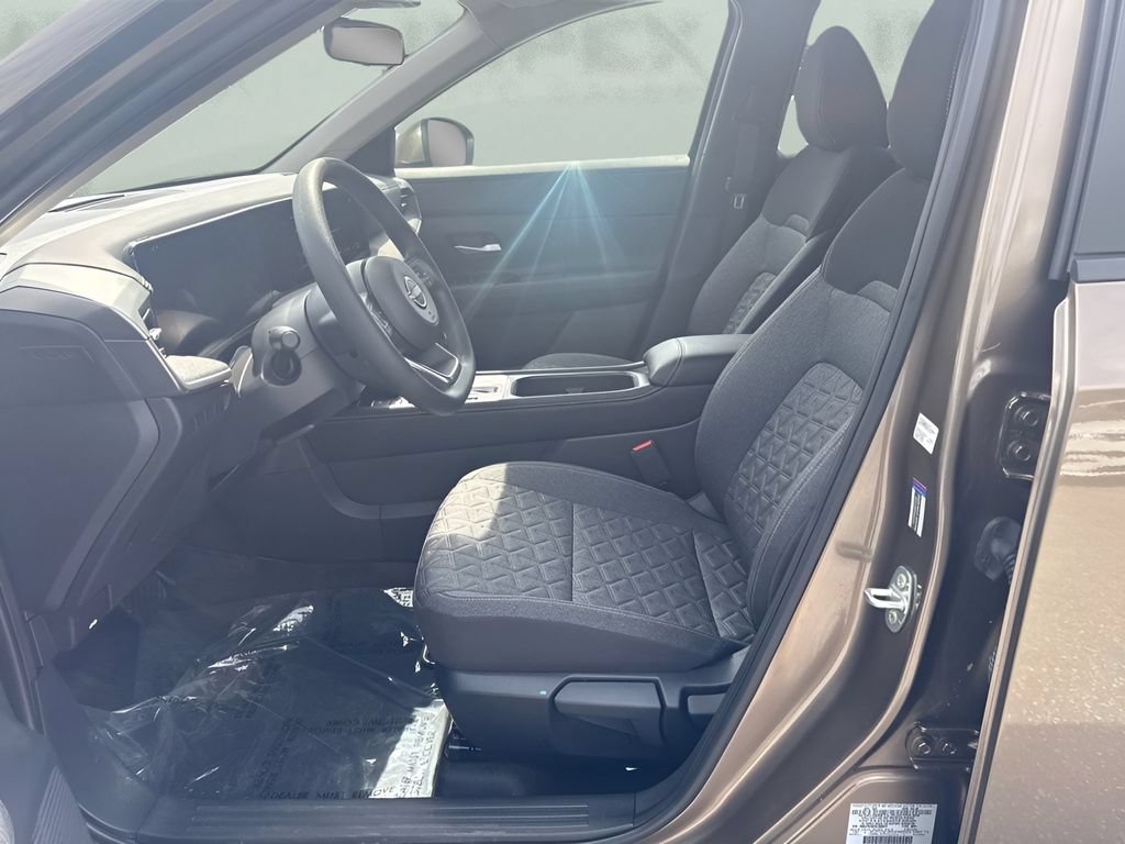 Used 2025 Nissan Kicks SV AWD/4WD image 6