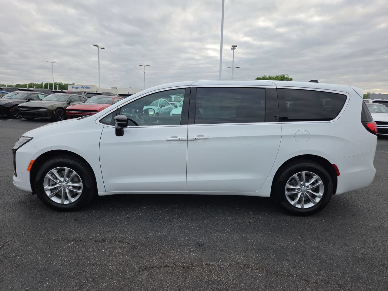 New 2027 Chrysler Pacifica Select w/ Family Tech Group AWD/4WD image 4
