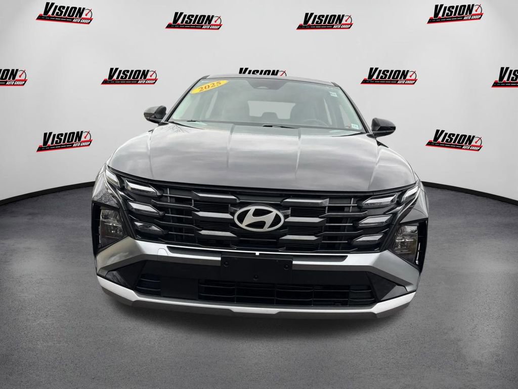 Certified 2025 Hyundai Tucson SE image 2