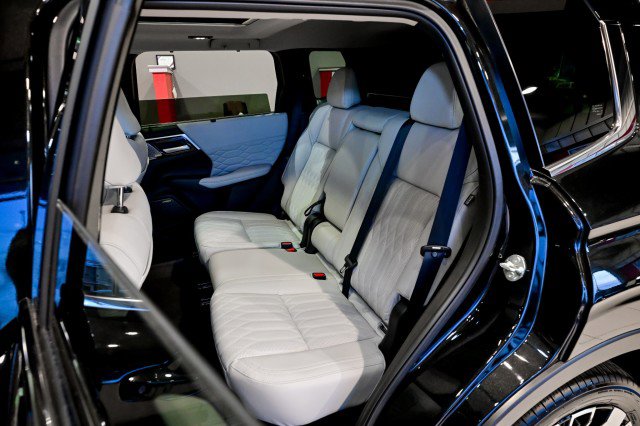 Used 2025 Mitsubishi Outlander AWD image 20