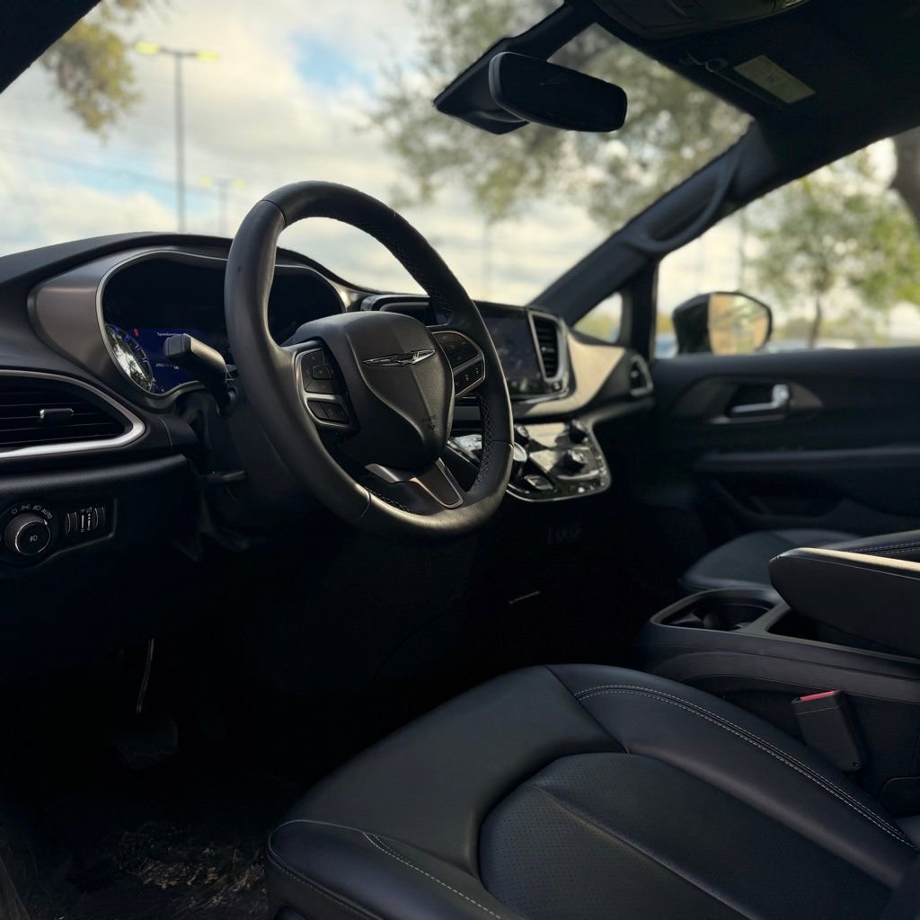 Used 2025 Chrysler Pacifica Select image 23