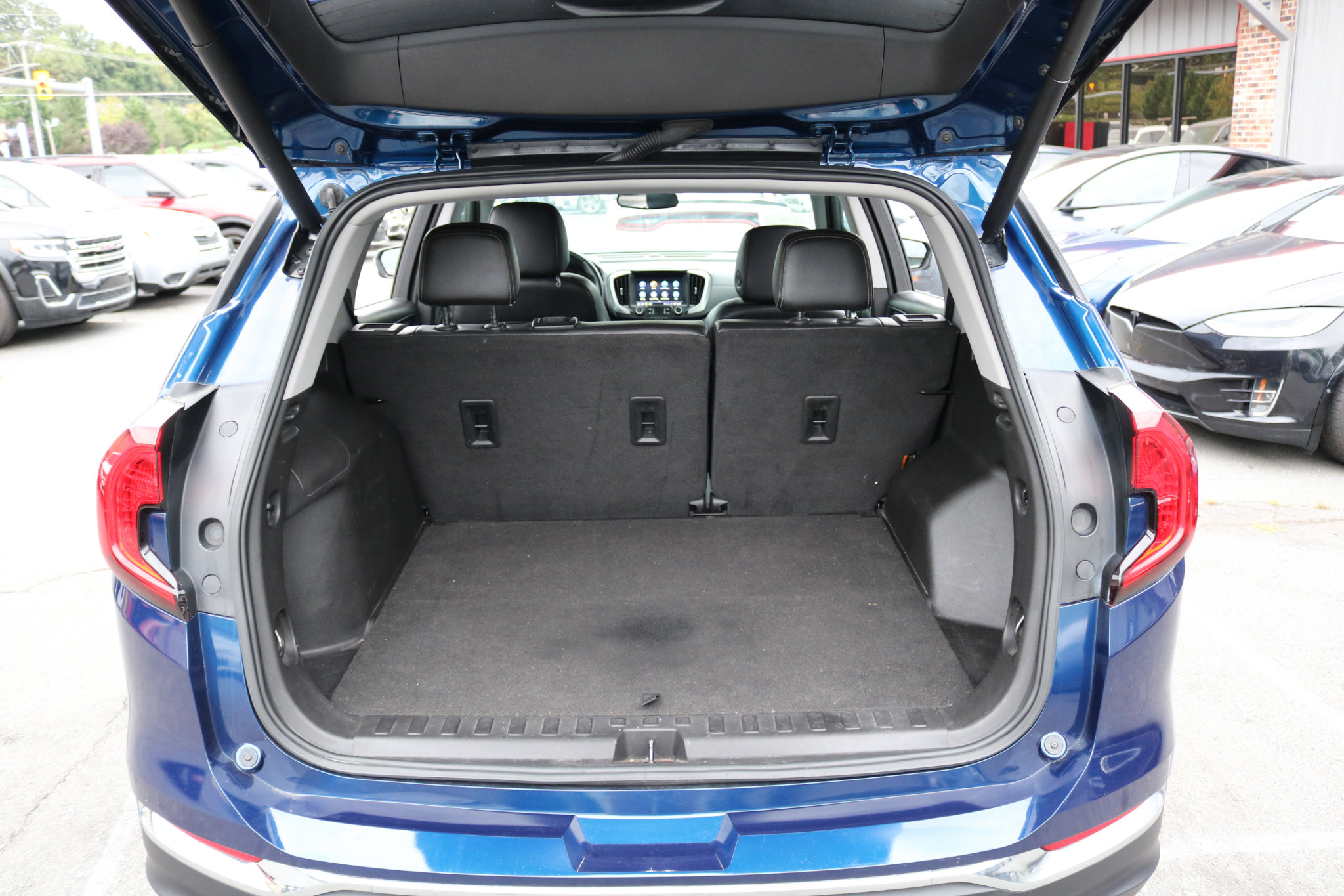 Used 2023 GMC Terrain SLT image 36