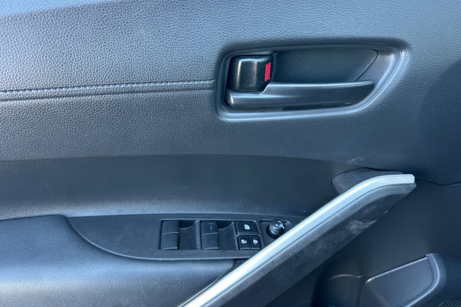 Used 2025 Toyota Corolla Cross AWD Hybrid w/ Moonroof Package image 11