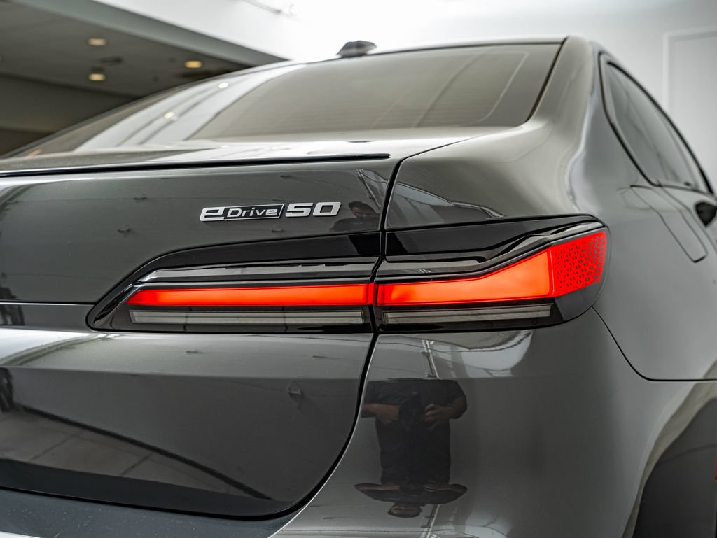 Used 2024 BMW i7 eDrive50 w/ M Sport Package RWD image 16