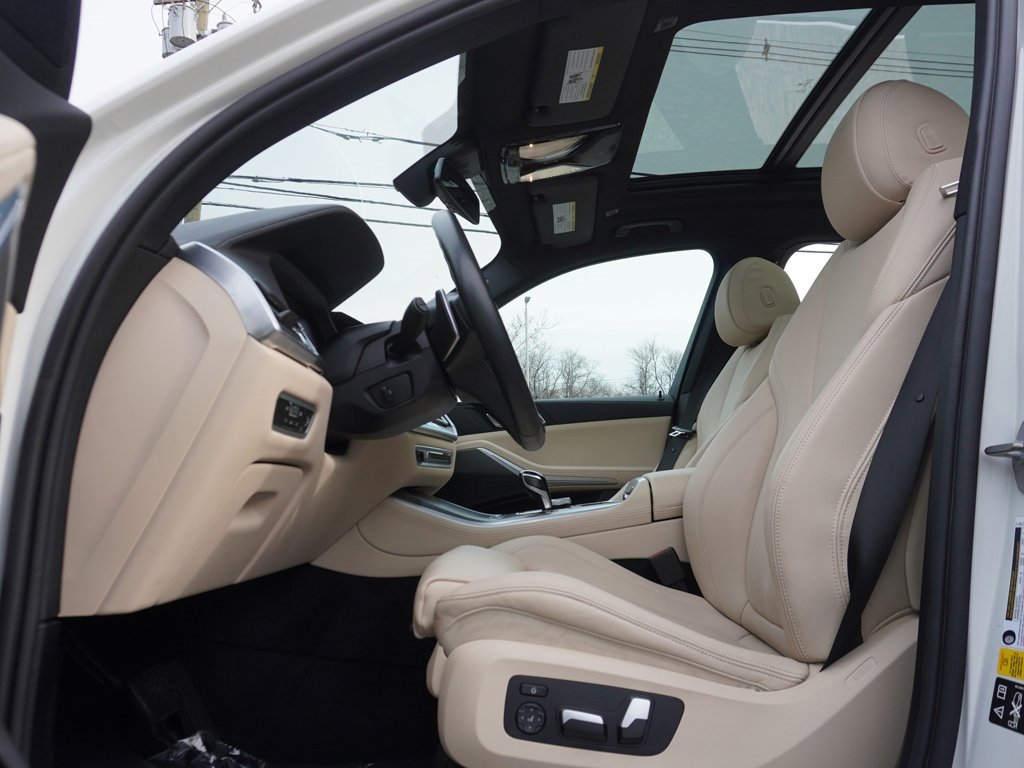 Used 2022 BMW X5 xDrive40i w/ Parking Assistance Package image 33