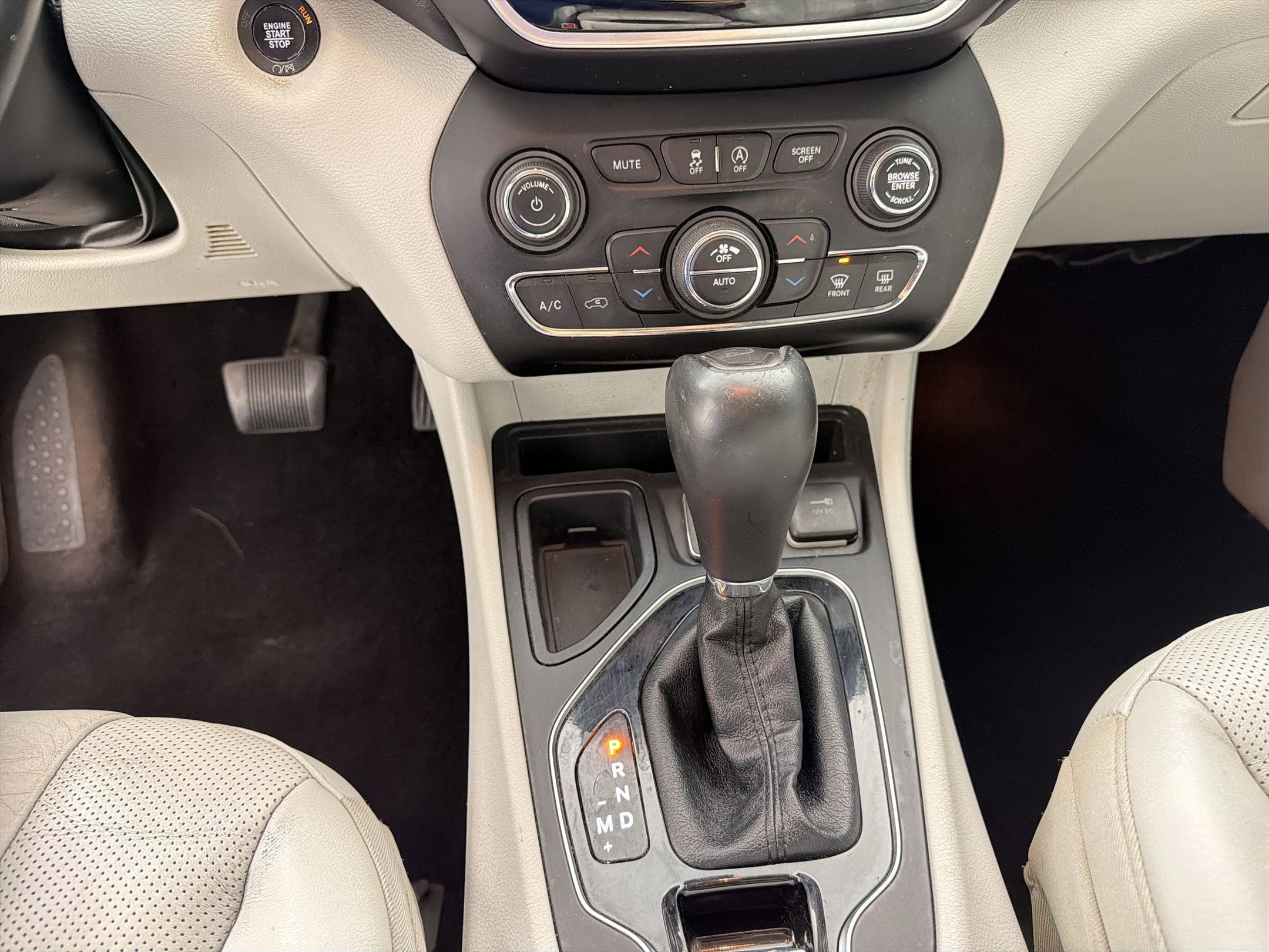 Used 2019 Jeep Cherokee Limited FWD image 19