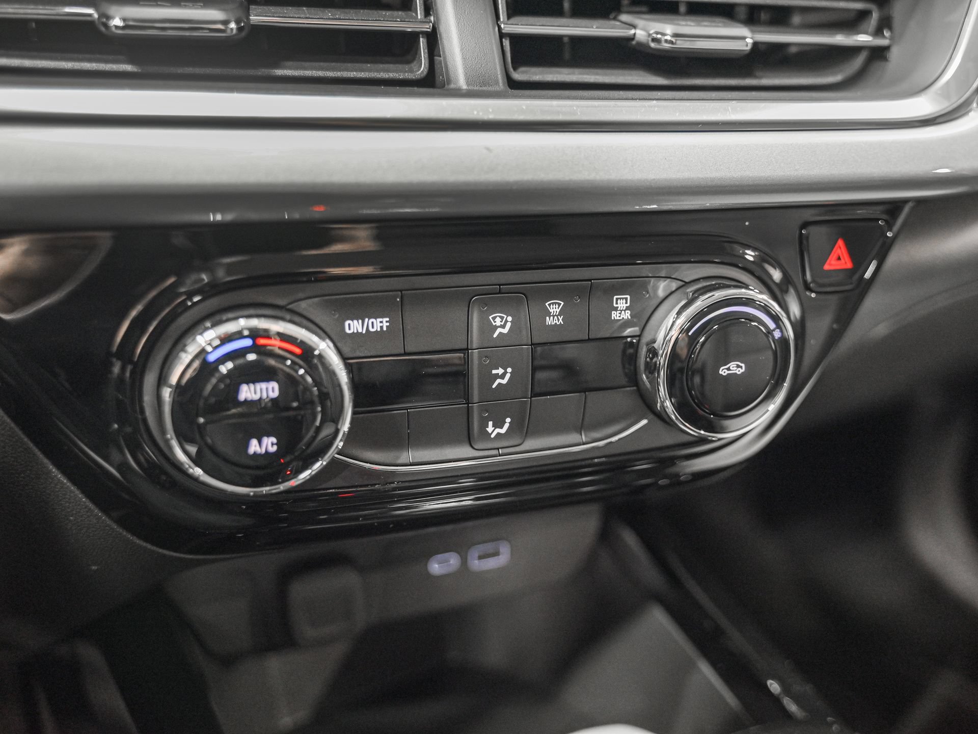 Used 2025 Chevrolet Trax LT FWD image 22