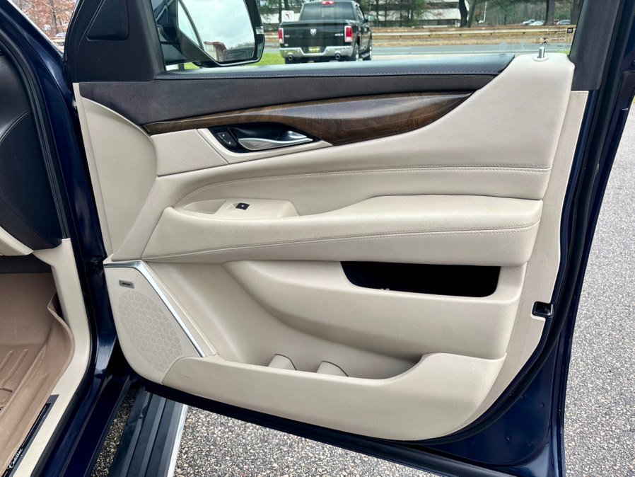 Used 2018 Cadillac Escalade Premium Luxury AWD/4WD image 10