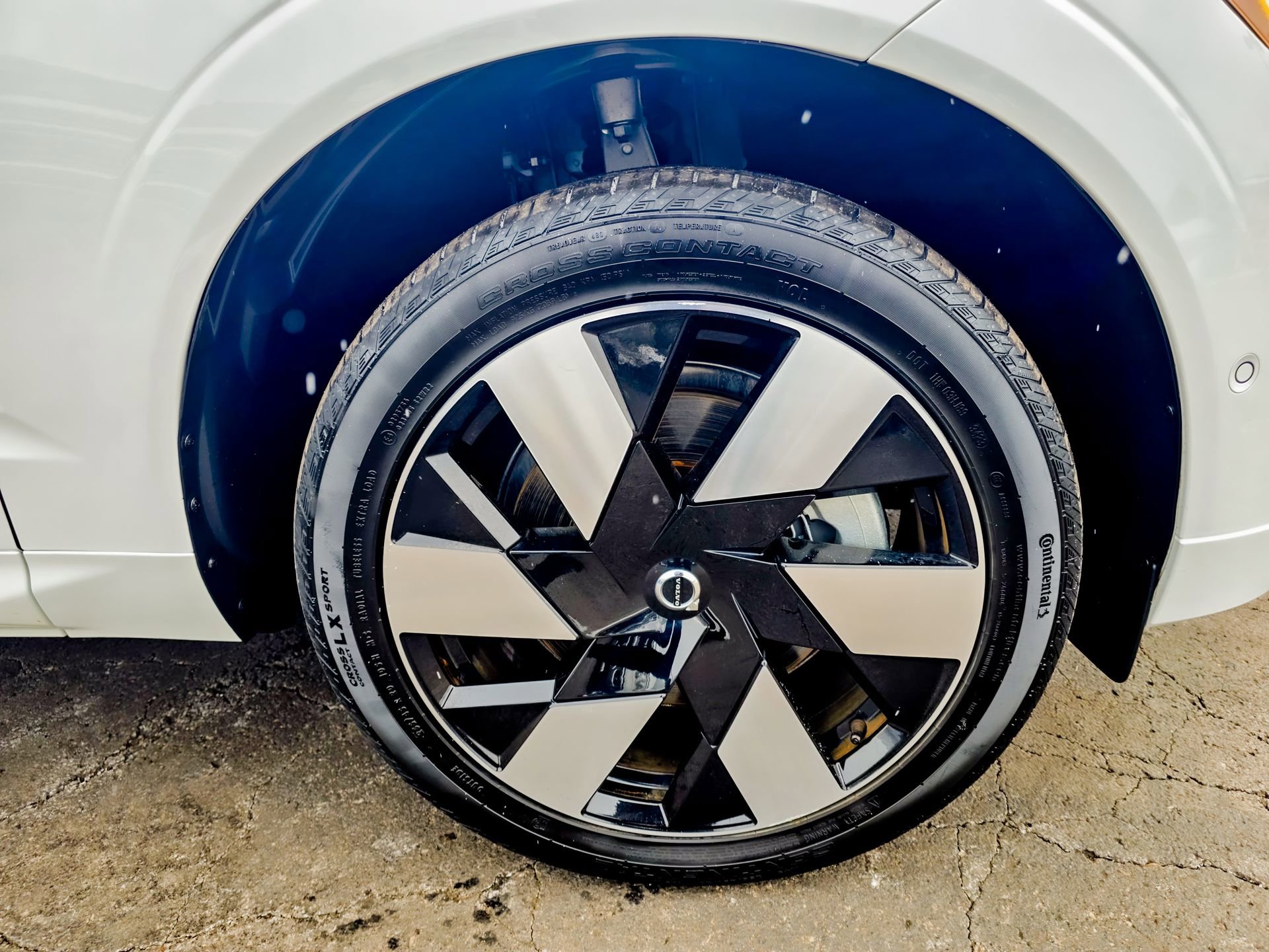 Used 2024 Volvo XC60 T8 Plus w/ Climate Package image 28