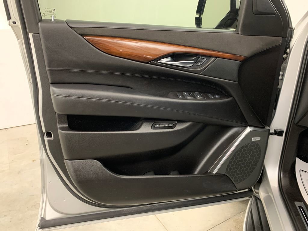 Used 2016 Cadillac Escalade Luxury image 6