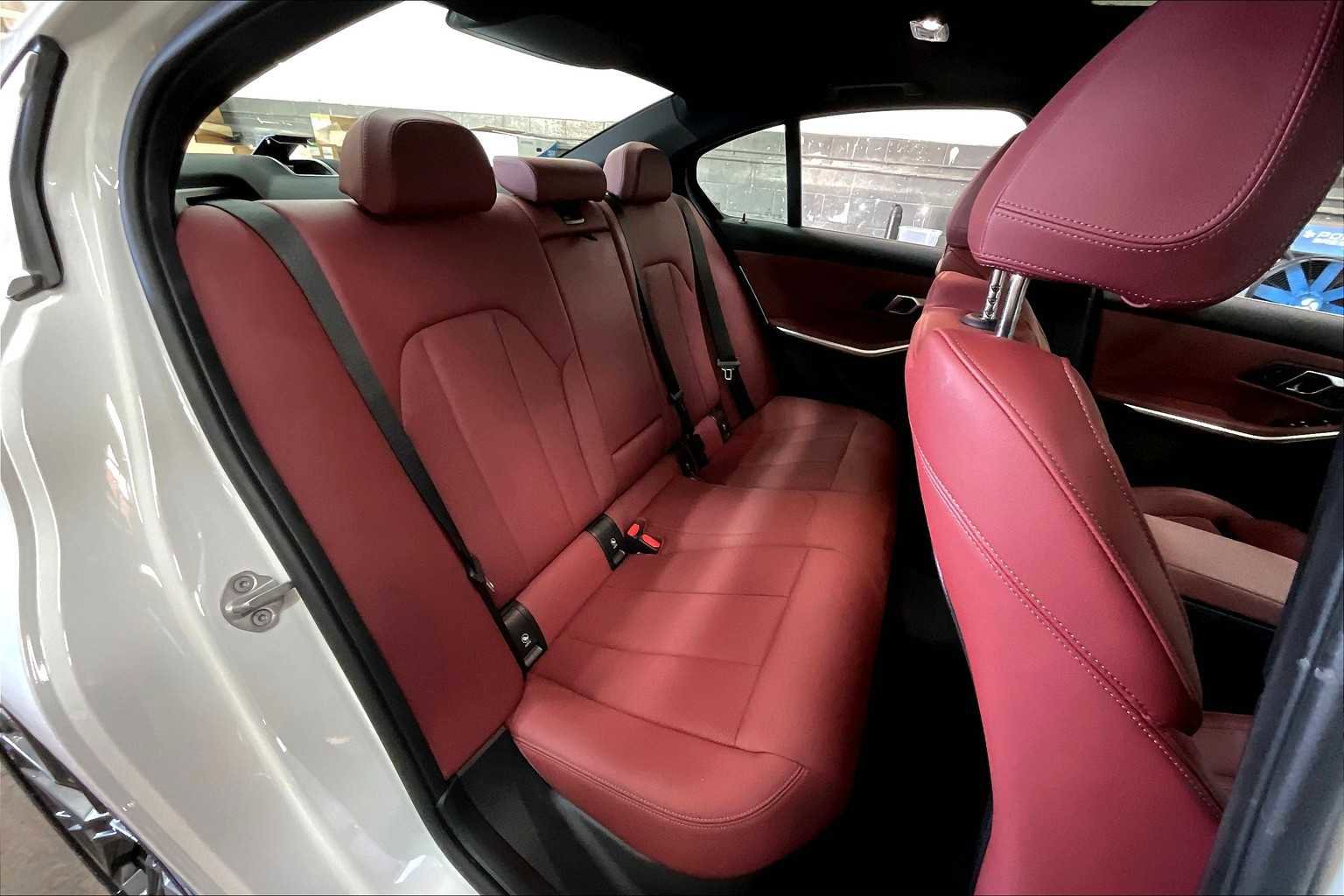 Used 2025 BMW 330i Sedan w/ Premium Package image 30