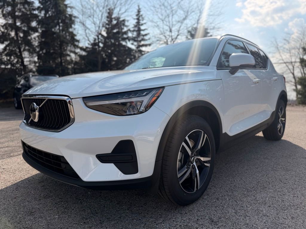 Used 2023 Volvo XC40 B5 Core w/ Convenience Package image 3