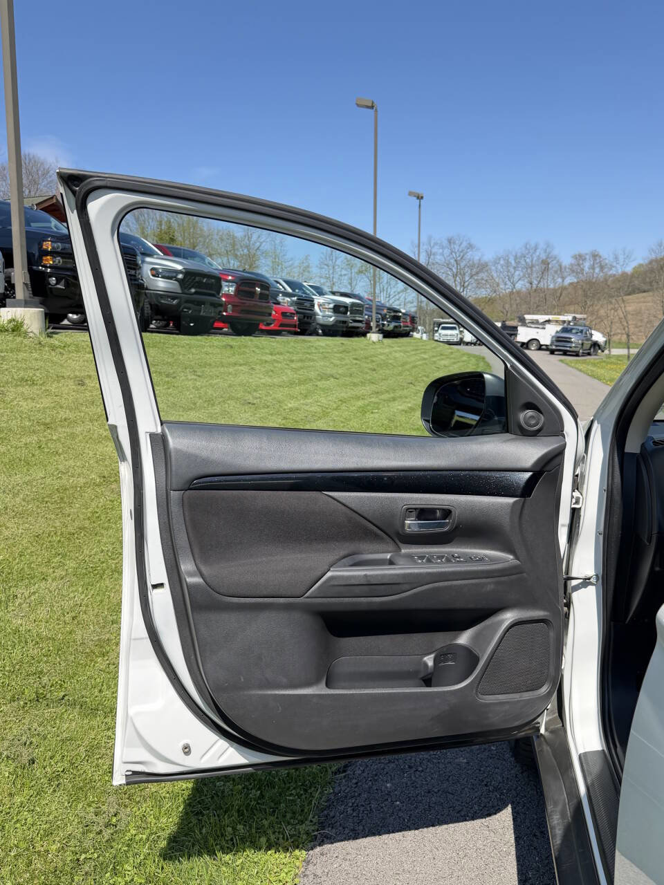 Used 2020 Mitsubishi Outlander ES AWD/4WD image 28