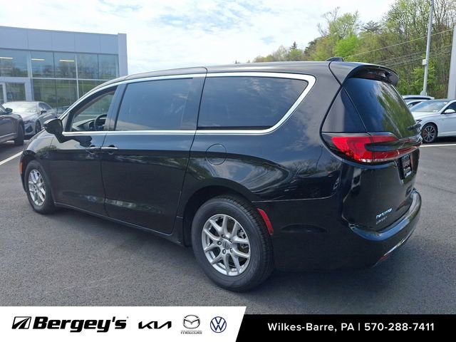 Used 2024 Chrysler Pacifica Touring-L FWD image 8