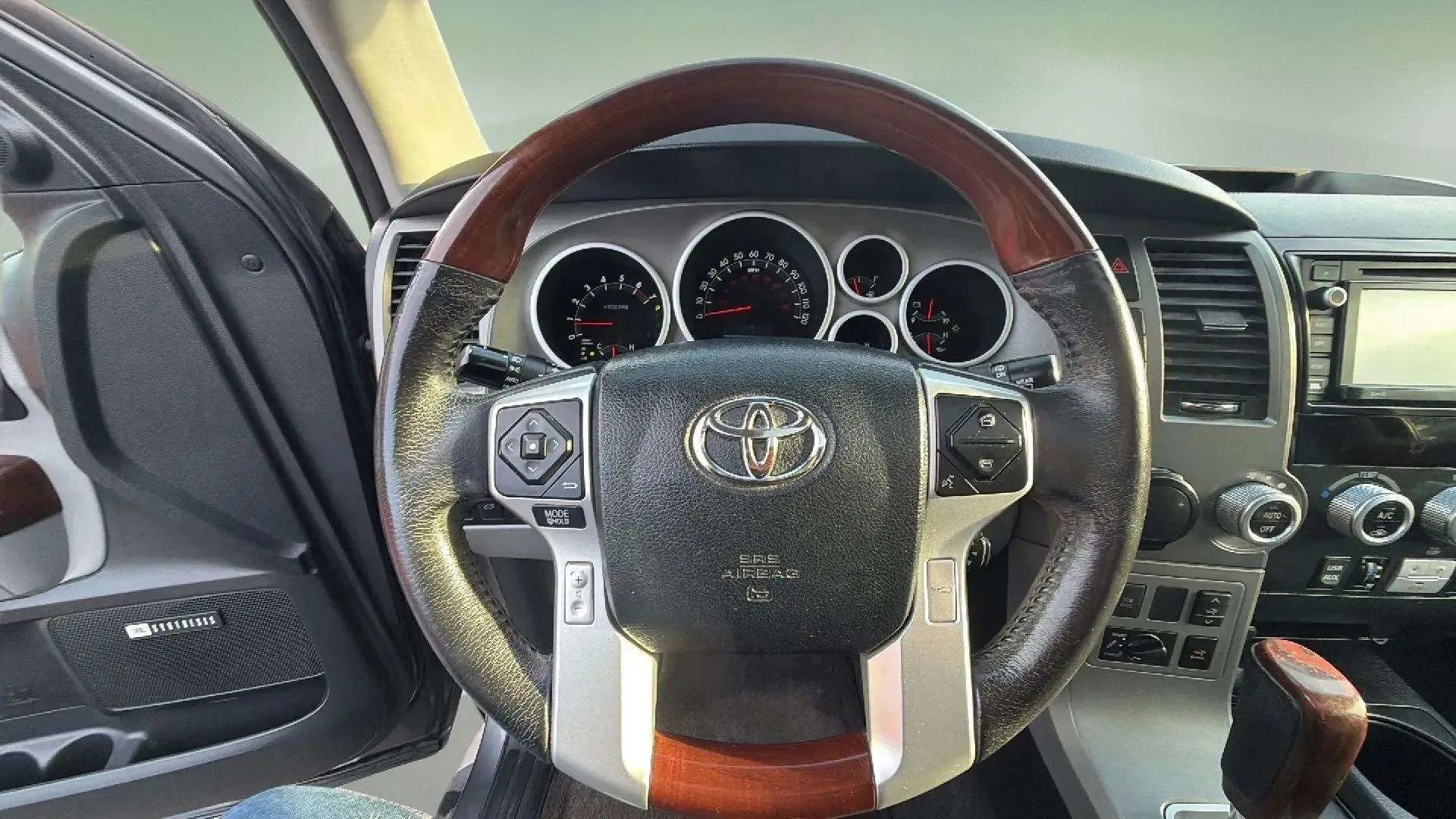 Used 2016 Toyota Sequoia Platinum image 32