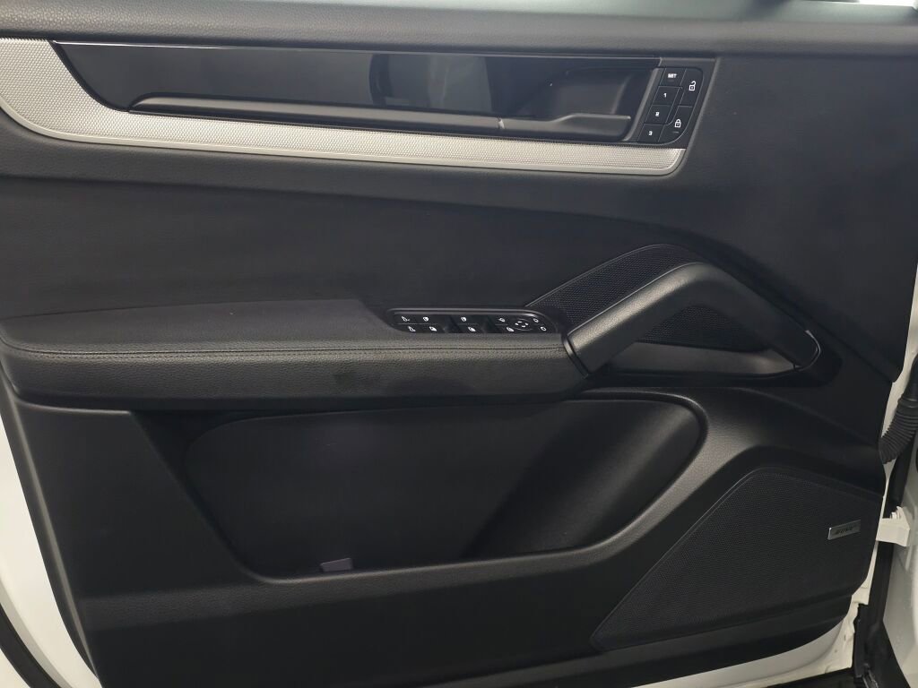 Used 2024 Porsche Cayenne image 35