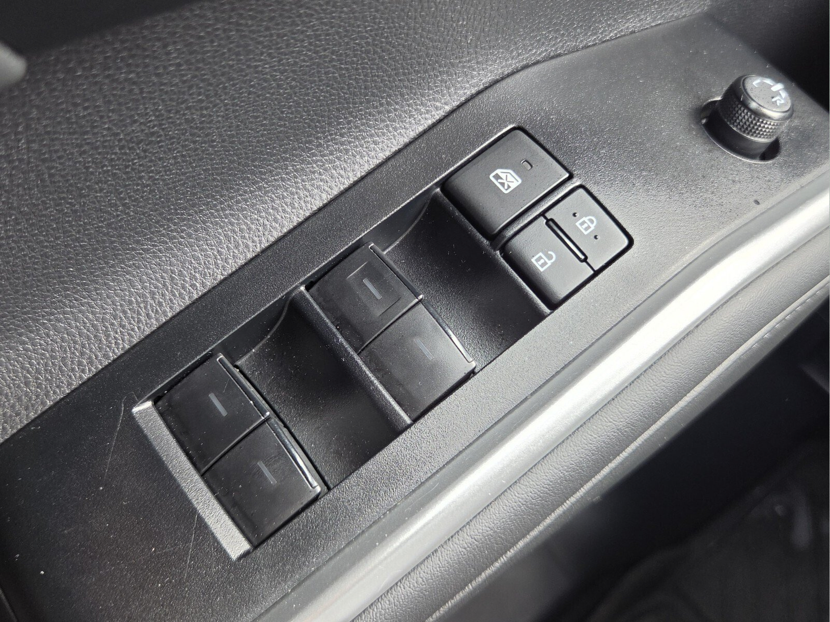 Used 2025 Toyota Highlander XLE FWD image 30
