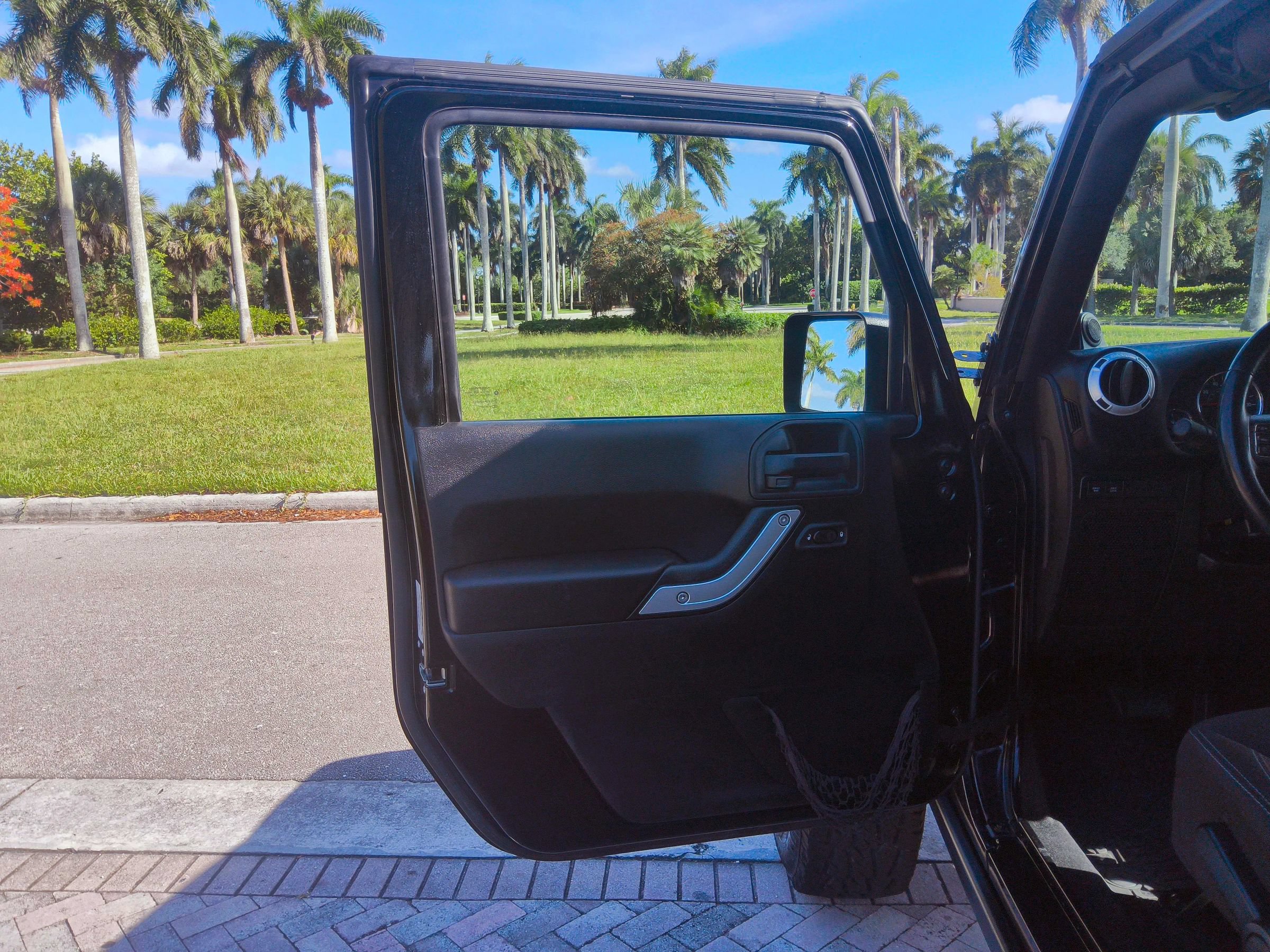 Used 2014 Jeep Wrangler Unlimited Rubicon w/ Connectivity Group AWD/4WD image 19