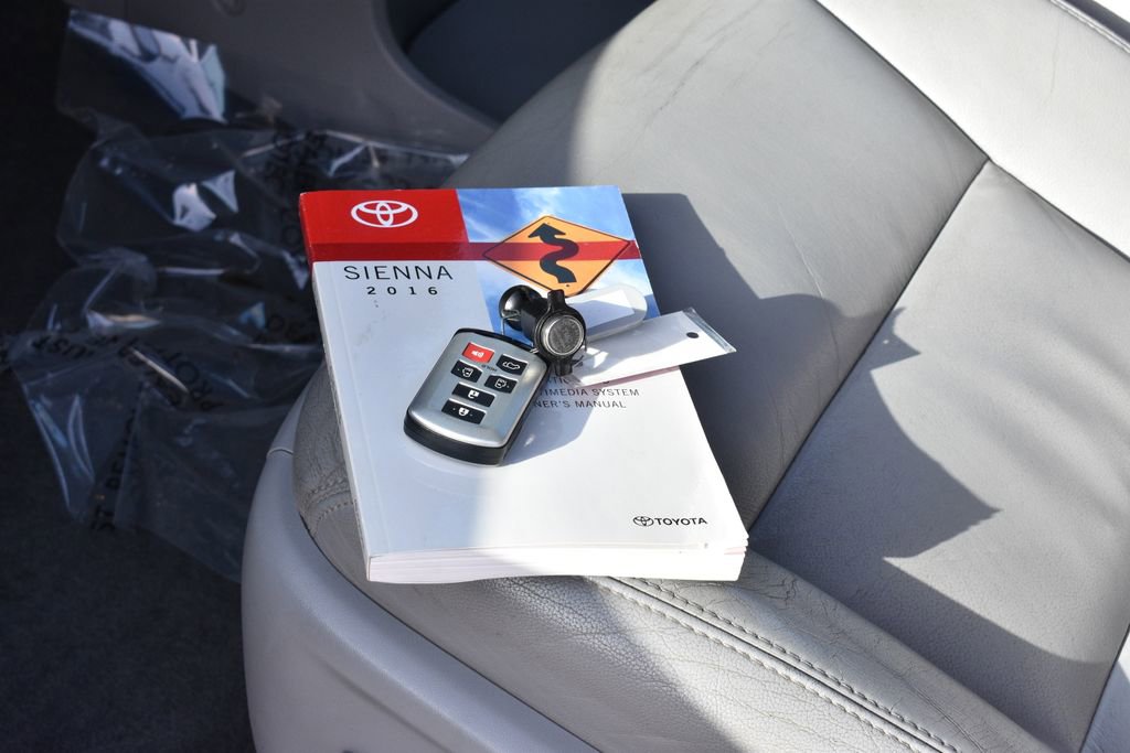 Used 2016 Toyota Sienna XLE image 37