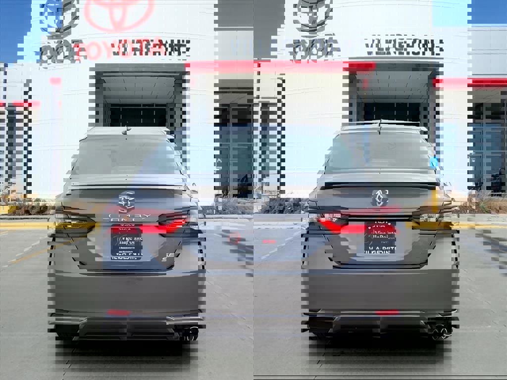 Used 2023 Toyota Camry SE image 4