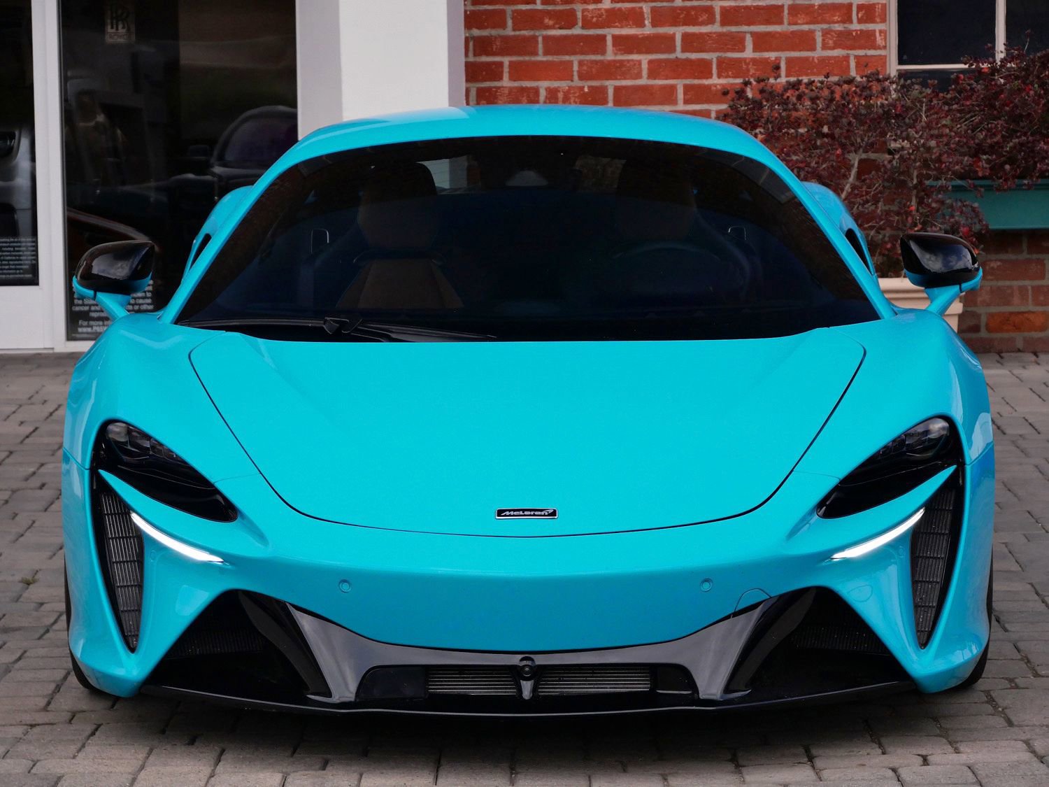 Used 2023 McLaren Artura RWD image 2